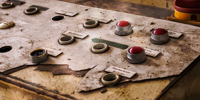 Desk met kapotte buttons